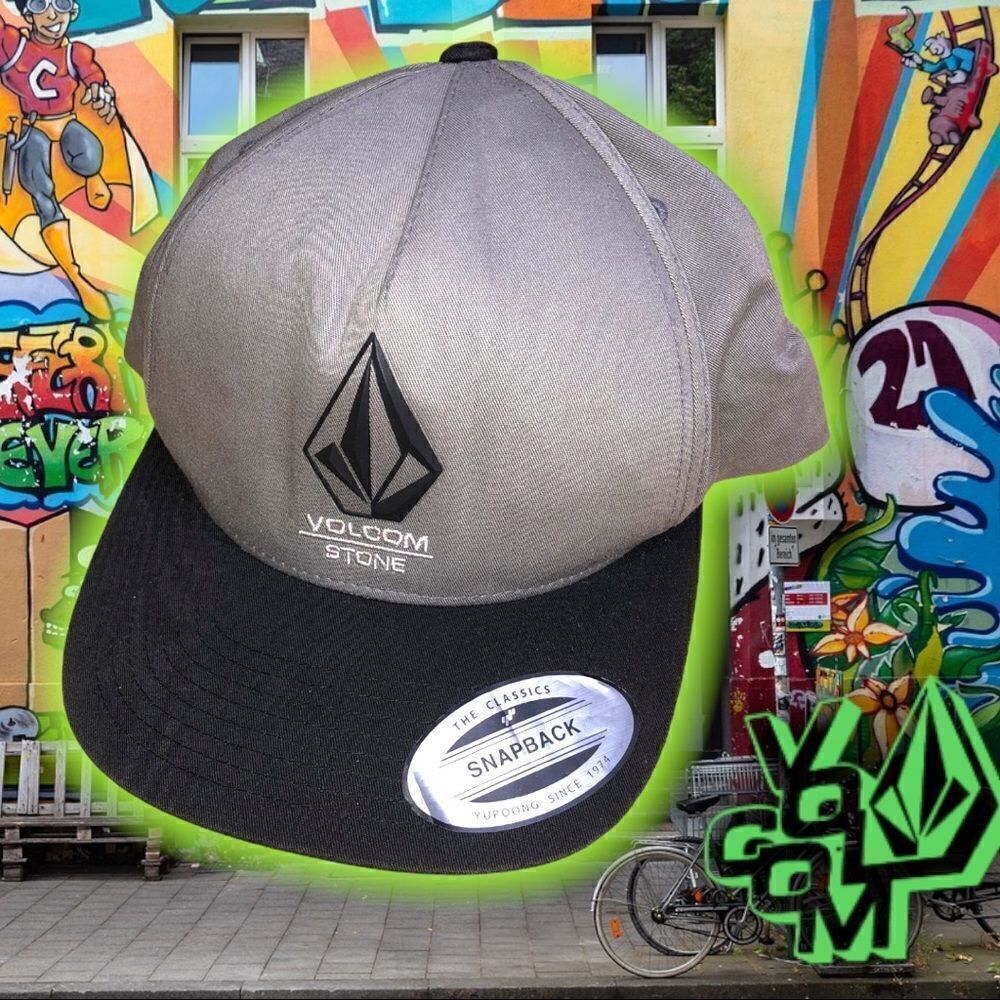New with defect. See photo. Snap back Volcom Stone